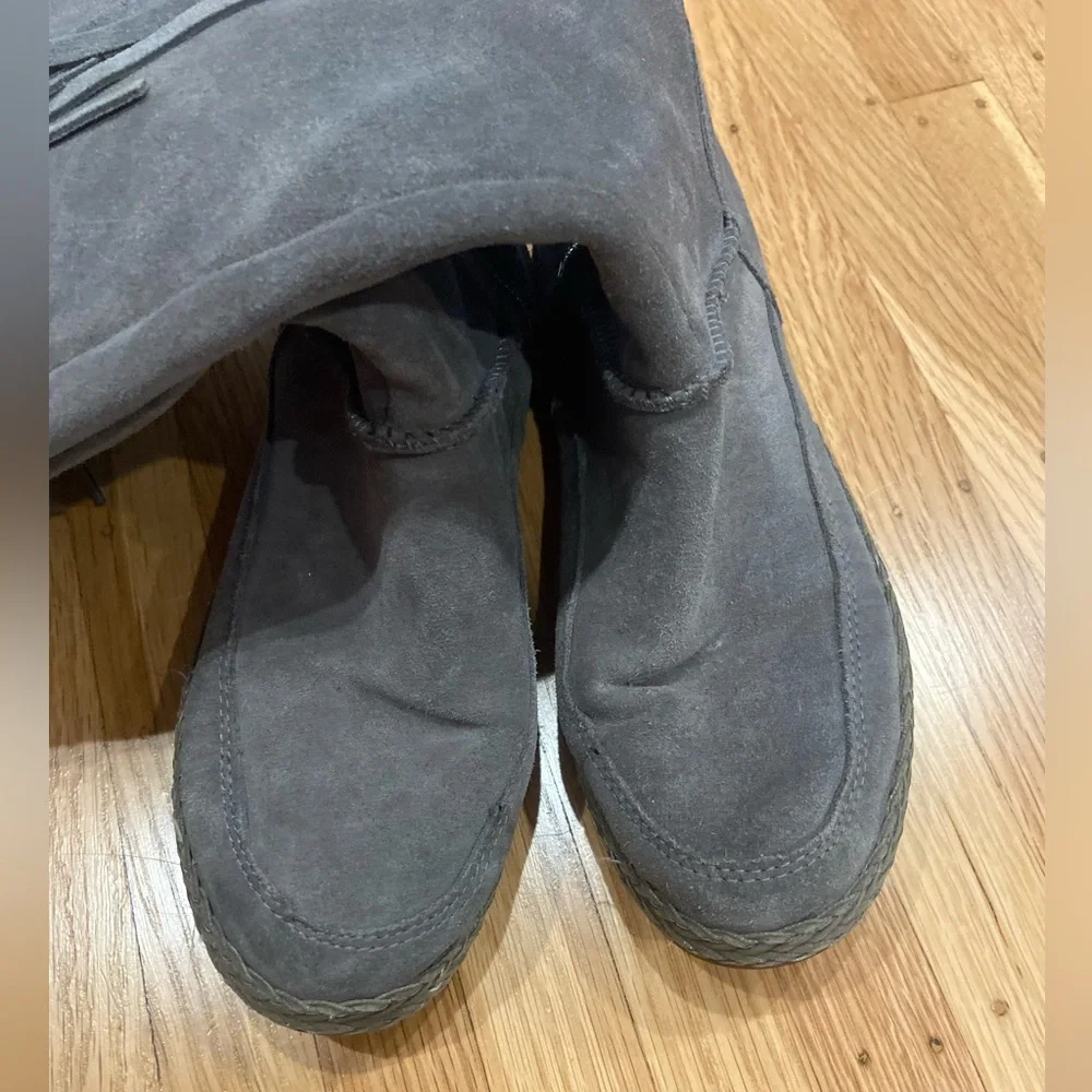 UGG Emerie Knee High Flat Boots Charcoal Gray Suede Tassel Charm Sz 7.5